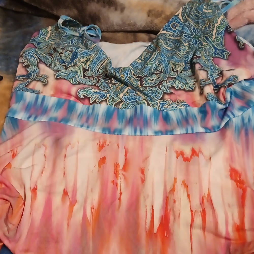 Shirt it's multicolor